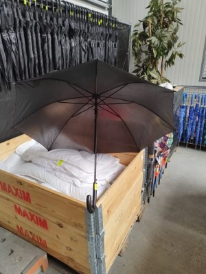 Lot de 50 parapluies noirs neufs € 150