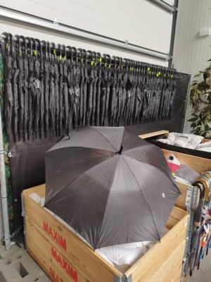 Lot de 50 parapluies noirs neufs € 150