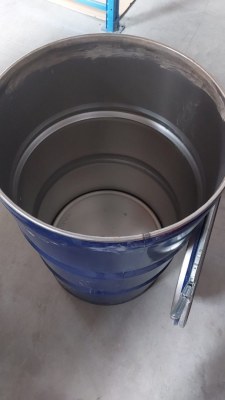 Fut métallique vide avec couvercle 200 litres € 20