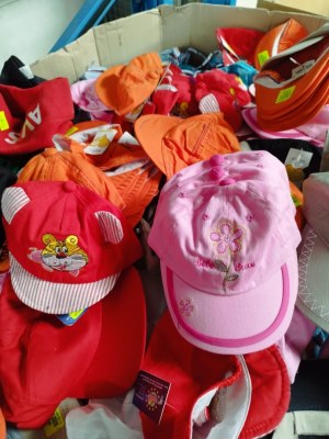 Lot de 100 casquettes enfants colorées neuves € 30