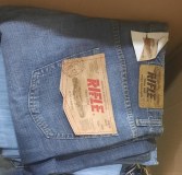 DESTOCKAGE D'UN LOT DE JEANS RIFLE - CARRERA