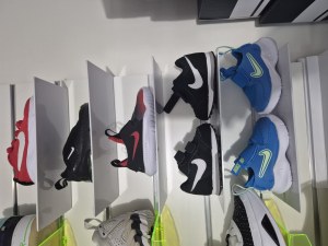 Achetez en gros des baskets pour enfants de 6 mois à 16 ans, provenant de marques renommées.