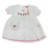 Robe bébé ornée de motifs brodés