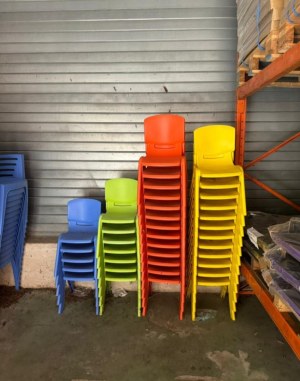 DESTOCKAGE DE CHAISES ET DE TABLES